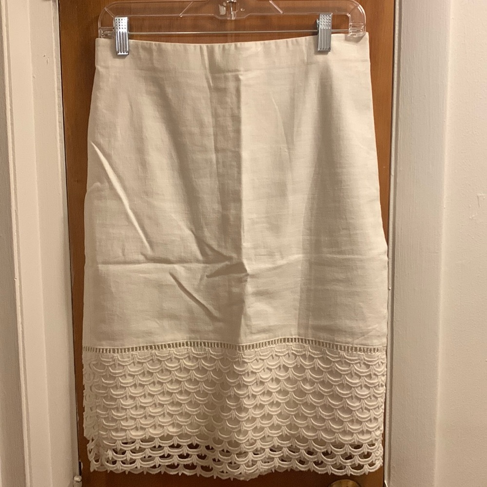 Ann Taylor size 4 white pencil skirt with scalloped end, lightly worn